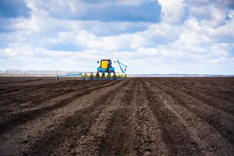 Sowing work in the field in spring. Tractor with seeder Foto stock