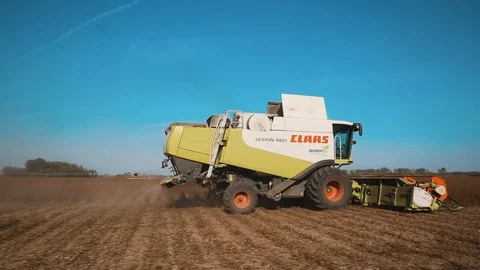 Soybean Harvesters In The Field 動画素材 126993699