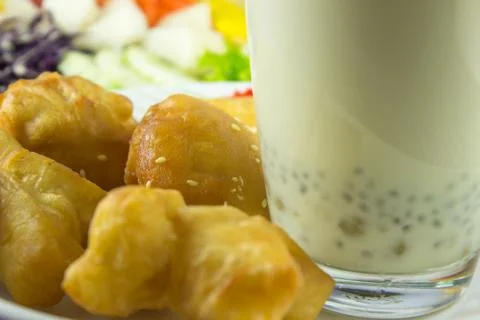 Soybean milk and deep-fried dough stick for breakfast Foto stock