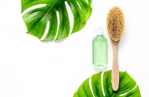 Spa background with massaging brush and natural skin moisturizing lotion Foto stock