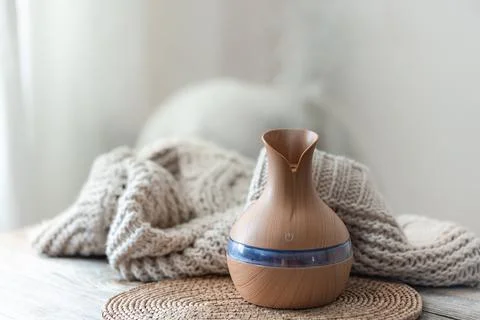 Spa composition with aroma oil diffuser lamp on a blurred background. Foto stock
