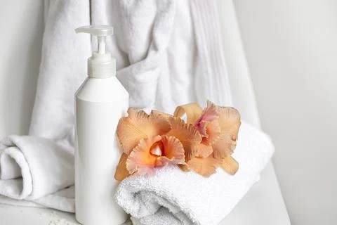 Spa composition with bath accessories and Thai orchid flowers. Foto stock
