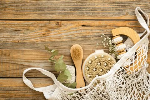 Spa composition with massage brushes and hygiene items in a mesh shopping bag. Foto stock