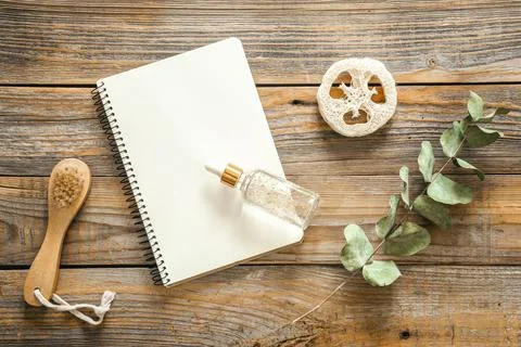 Spa composition with notepad and body care items, top view. Foto stock