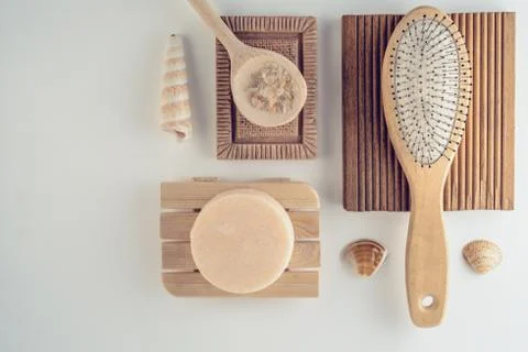 Spa concept. Bath set with salt, handmade dry shampoo and puddle brush. Foto stock