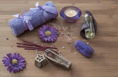 Spa concept. flowers,candles, aromatic salt,soap and  purple towels Foto stock
