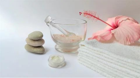 Spa setting and Spa background composition with hibiscus pink flower on white Foto stock