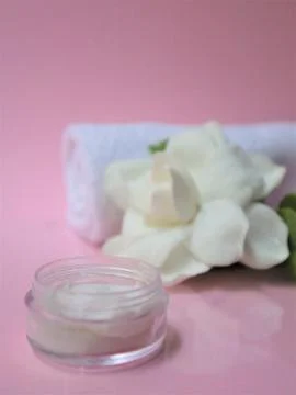 Spa setting and Spa background composition with white gardenia flower on pink Foto stock
