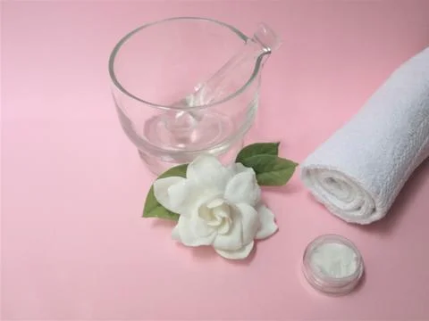 Spa setting and Spa background composition with white gardenia flower on pink 스톡 사진