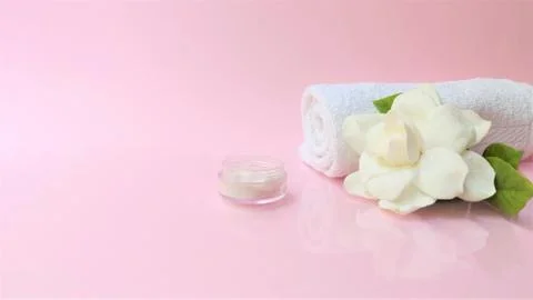 Spa setting and Spa background composition with white gardenia flower on pink Foto stock