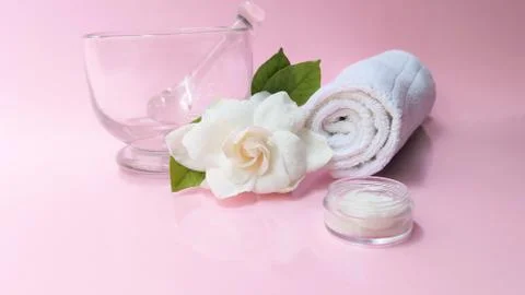 Spa setting and Spa background composition with white gardenia flower on pink 스톡 사진