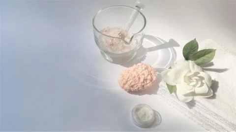 Spa setting and Spa background composition with white gardenia flower on whit 스톡 사진