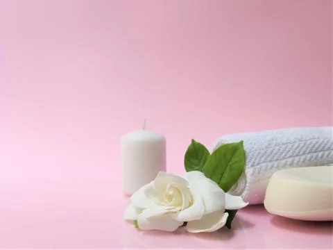 Spa setting and Spa background composition with white gardenia flower on pink 스톡 사진