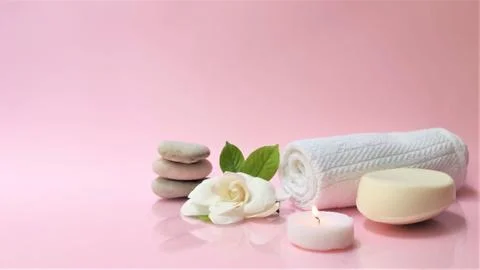 Spa setting and Spa background composition with white gardenia flower on pink 스톡 사진
