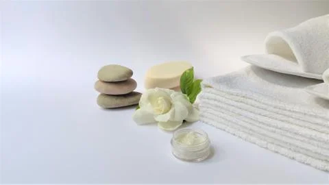 Spa setting and Spa background composition with white gardenia flower on whit Foto stock