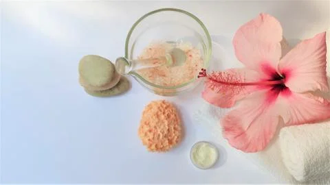 Spa setting and Spa background composition with hibiscus pink flower on white Foto stock