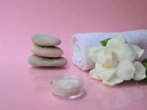 Spa setting and Spa background composition with white gardenia flower on pink Foto stock