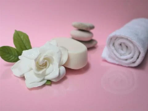 Spa setting and Spa background composition with white gardenia flower on pink 스톡 사진