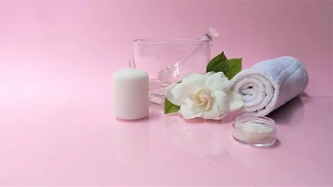 Spa setting and Spa background composition with white gardenia flower on pink 스톡 사진