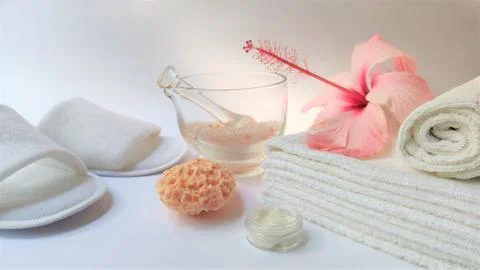 Spa setting and Spa background composition with hibiscus pink flower on white Foto stock