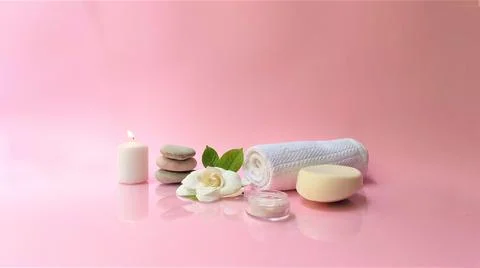 Spa setting and Spa background composition with white gardenia flower on pink Foto stock