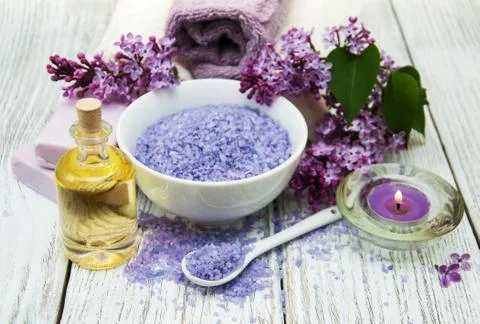 Spa setting with lilac flowers Foto stock