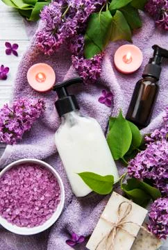 Spa setting with lilac flowers Foto stock