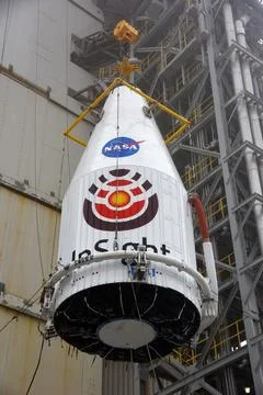 At Space Launch Complex 3 at Vandenberg Air Force Base in California, a cra.. Stockfoto's