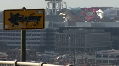 SPACE NEEDLE IN BG WITH SIGN 動画素材 10991807