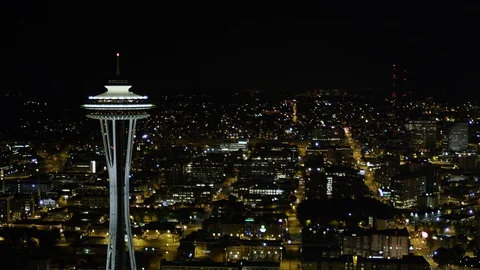 Space Needle Fly-By Night Seattle Stockbeeldmateriaal 127800078