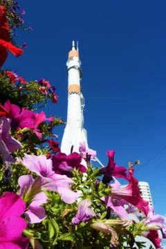 Space rocket in the Samara, View across flowerbed Foto stock
