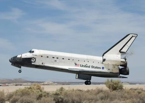 Space Shuttle Atlantis starts to deploy its braking parachute following to... Foto stock