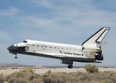 Space Shuttle Atlantis starts to deploy its braking parachute following tou.. Stock Photos