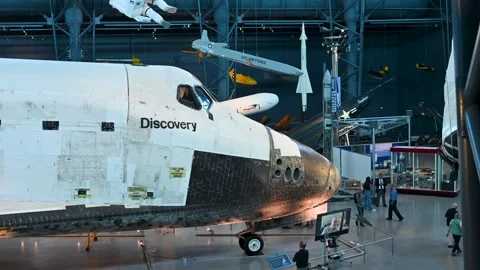 Space Shuttle Discovery crue capsule and nose in Udvar Hazy Center Museum Vidéo 339755266