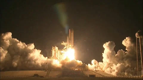 Space Shuttle Discovery: Ignition &amp; Liftoff Vídeos de archivo 339275017
