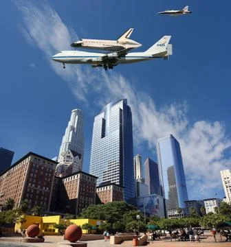 Space Shuttle Endeavour makes dramatic final flight around Los Angeles Downtown Stock Photos