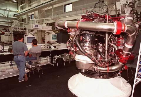 In the Space Shuttle Main Engine Processing Facility (SSMEPF), a new Block .. 스톡 사진