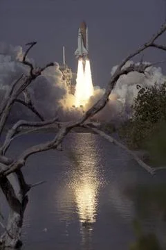 The Space Shuttle Orbiter Endeavour blasts form the launch pad on February... 스톡 사진
