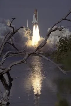 The Space Shuttle Orbiter Endeavour blasts form the launch pad on February .. 스톡 사진