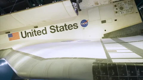 Space shuttle orbiter wing and fuselage with American flag on display Vídeo Stock 342578382