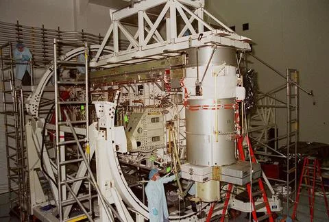 In the Space Station Processing Facility, Solar Array Wing-3, a component ... Foto stock