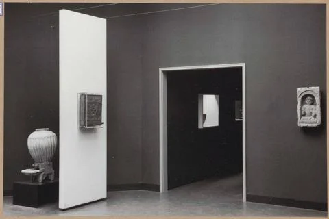Space with three objects including a vase and an obscured passage; 5000 ye... Foto stock