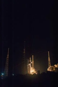 The SpaceX Falcon 9 rocket with the Dragon cargo module lifts off Space La... Stock Photos