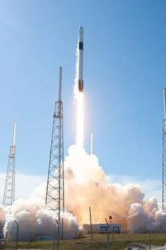The SpaceX Falcon 9 rocket with the Dragon cargo module lifts off Space La... Stock Photos
