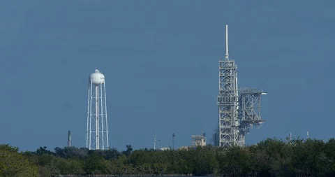 SpaceX launch of the Falcon Heavy Demo flight. Vídeo Stock 85600951