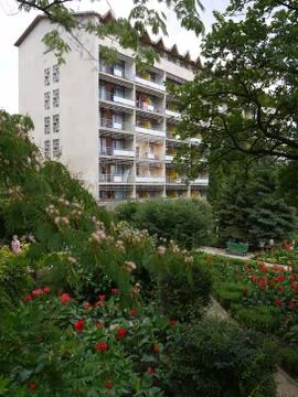 Spacious balconies of a sanatorium complex on a background of a flower bed wi Foto stock