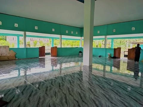 Spacious community hall interior with reflective marble flooring 库存照片