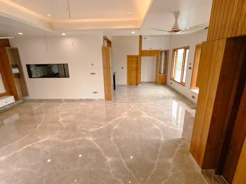 Spacious Empty 3BHK Apartment Interior with Natural Light and Modern Layout Foto stock