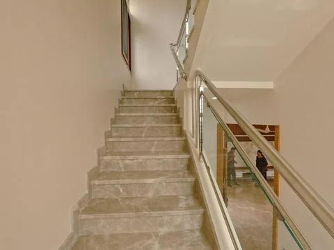 Spacious Empty 3BHK Apartment Interior with Natural Light and Modern Layout Foto stock