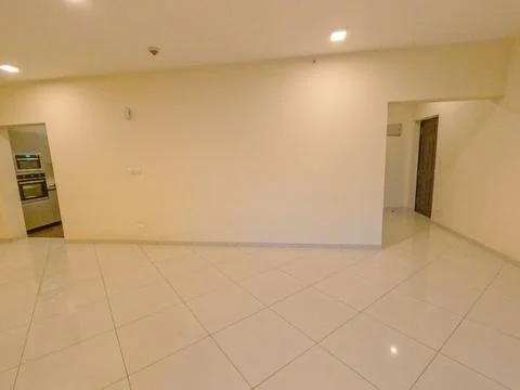 Spacious Empty 3BHK Apartment Interior with Natural Light and Modern Layout Foto stock
